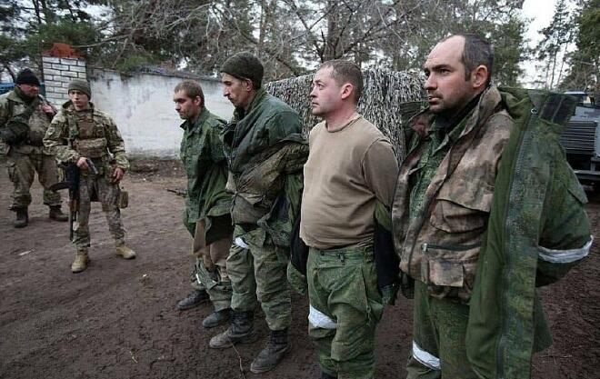  Rus hərbçilər Ukraynada əsir götürüldü  