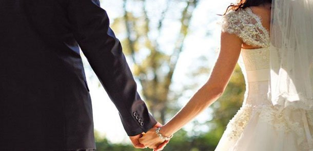 17 yaşlı qızla nişanlanan 37 yaşlı oğlanın anası: “Bir-birilərini seviblər” - VİDEO