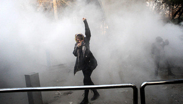  İranda Xameneinin bannerinə od vuruldu  