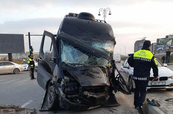  Şəmkirdə avtobus maşınla toqquşdu: 7 yaralı  