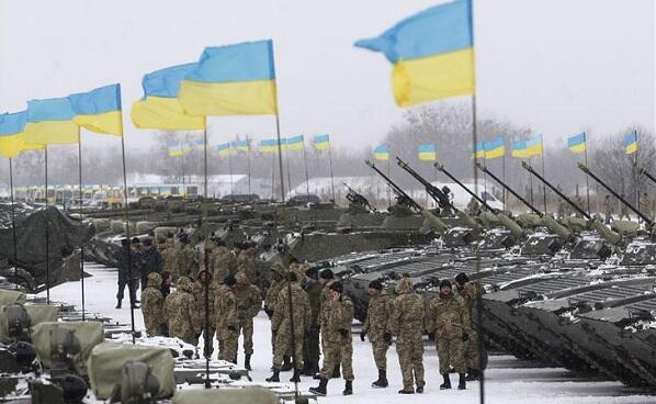 Ukrayna döyüşçüləri İzyuma bayrağı sancdı - Video BUTA.WS
