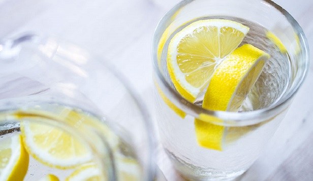  Səhərlər limonlu ilıq su içməyin 10 faydası  