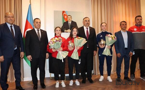  Prezidentin hədiyyələri türk idmançılara təqdim edildi  