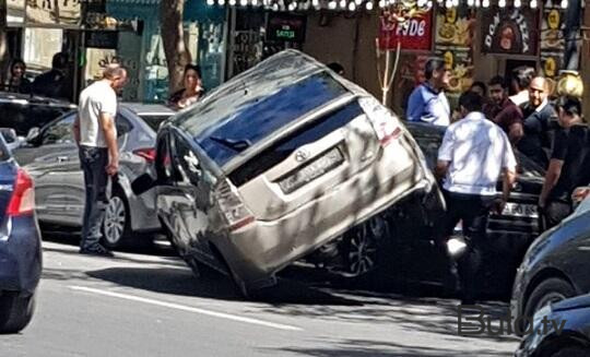  Bakıda sürücü “Prius”u polislərin üzərinə sürdü - Video  