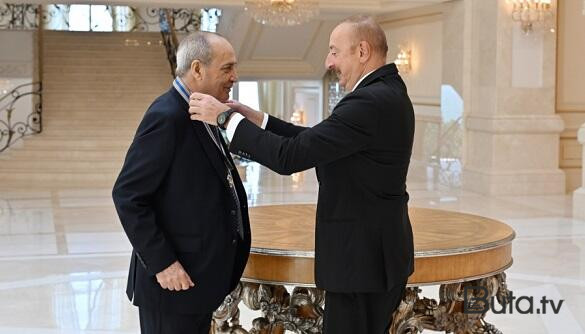  İlham Əliyev Rasim Balayevə orden təqdim etdi - Foto  