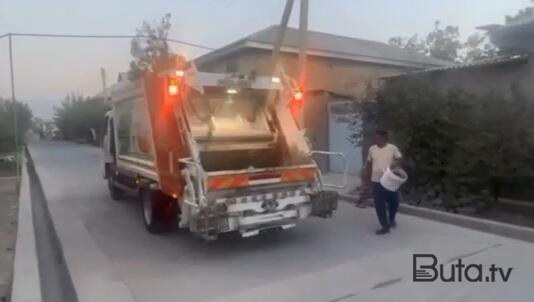  Özbəkistanda zibili musiqi sədaları altında daşıyırlar - Video  