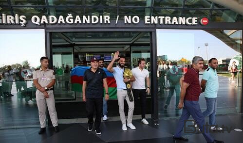  Ermənini məğlub edən Çingiz Vətənə qayıtdı - Foto  