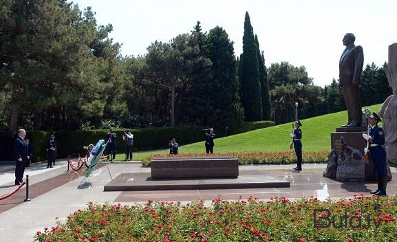  Mirziyayev Heydər Əliyevin məzarını ziyarət etdi  