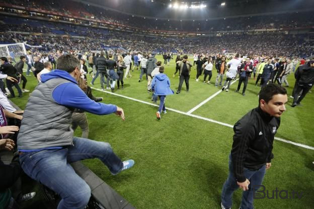  “Beşiktaş”ın oyunundan sonra dava: Polisə hücum - Foto  