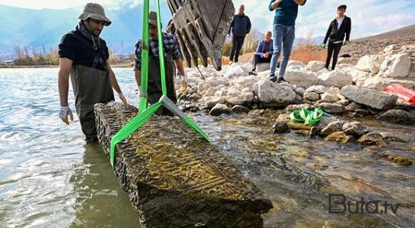  Van gölündə səlcuqlara aid məzar daşları tapıldı  