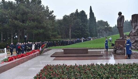  Su Ehtiyatları Agentliyinin kollektivi Fəxri Xiyabanda - Foto  