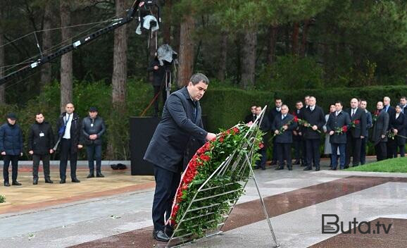 Papuaşvili Heydər Əliyevin məzarını ziyarət etdi  