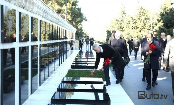  Türkiyəli nazir Şəhidlər xiyabanını ziyarət etdi  
