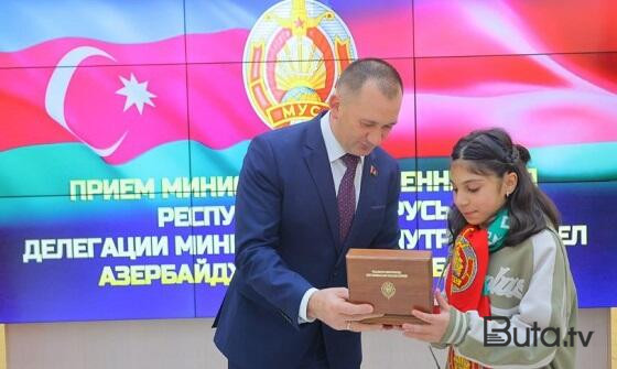  Belarus nazir bu polislərimizin övladları ilə görüşdü  