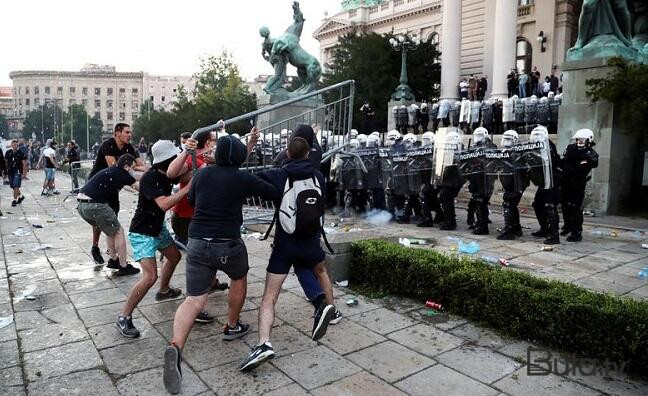  Belqradda iğtişaşlar davam edir: nazirliyə giriş bağlandı  