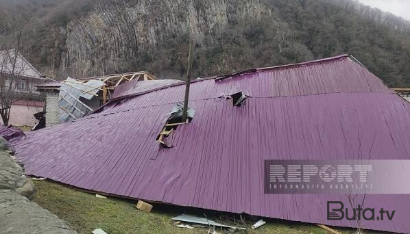  Qaxda güclü külək məktəbin dam örtüyünü uçurdu - Foto  