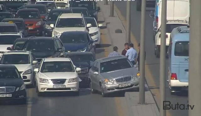  Bakıda 2 qəza: bu yollarda sıxlıq yarandı  