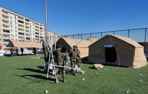  FHN-çilər zəlzələ bölgəsində çadırlar qurur - Foto  