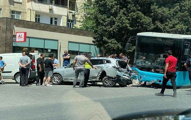  Bakıda marşrut avtobusu qəza törətdi - Ölən və yaralanan var 