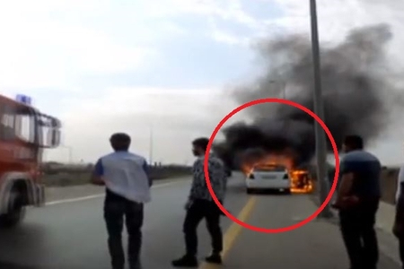  Bakıda hərəkətdə olan maşın yanmağa başladı - Video  