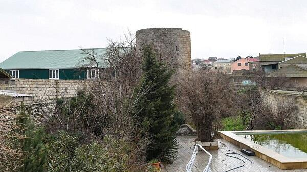  Bu məşhurun bağında qədim tarixi qala var – Foto  