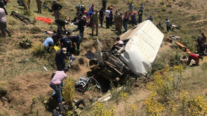  Bu ölkədə avtobus uçurumdan aşdı: 25 nəfər öldü  