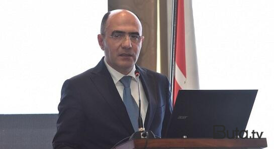  Bu nazir müavini niyə özünə güldürməyə davam edir?  