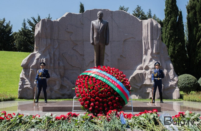  XİN rəhbərliyi Heydər Əliyevin məzarını ziyarət etdi  