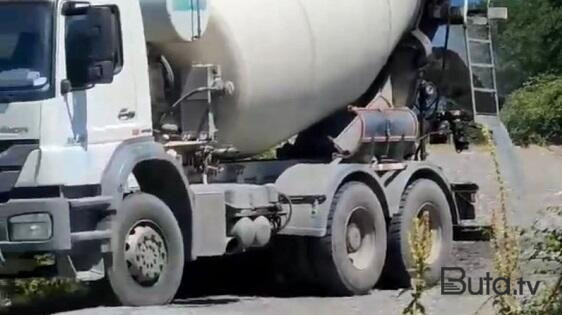  Qaxda şirkət maşını çaya beton tökdü: Rəisə xəbərdarlıq...  