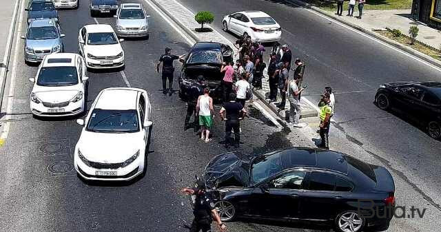  Qırmızı işıqda keçən sürücü qəza törətdi - Video  