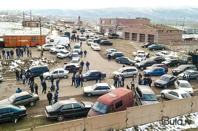  Erməni hərbçilərin yaxınları İrəvanda yolu bağladı  