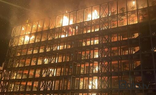  İzmirdə fabrik yanır  