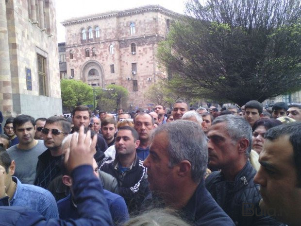  Ermənilər Xaçatryana görə mitinq keçirir  