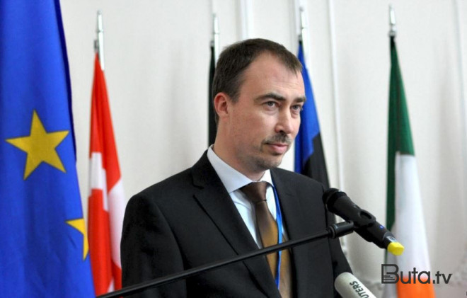  AB rəsmisi: İrəvana uçuram...  