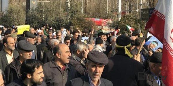  Təbrizlilər Rəisinin yolunu kəsdi, kortej istiqaməti dəyişdi  