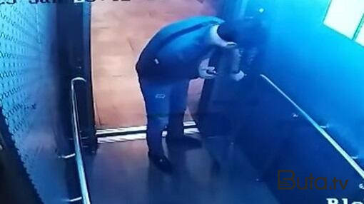  Bakıda hakim binanın liftinin düyməsini qırdı - Video  