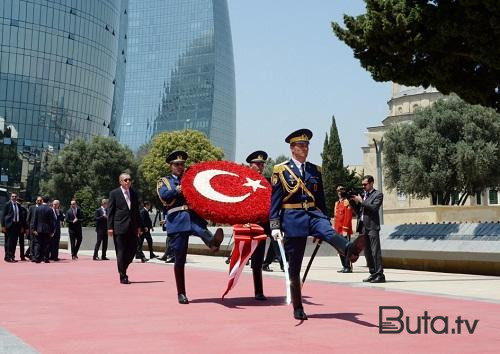  Ərdoğan Heydər Əliyevin məzarını ziyarət etdi  