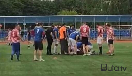  Rusiyada futbolçu oyun zamanı öldü - Video  