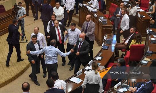 Parlamentdə dava salan erməni deputat saxlanıldı  