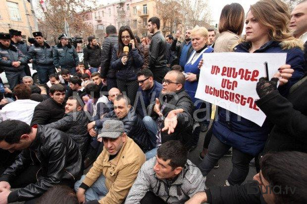  Ermənistanda etiraz: Hökumət istefaya çağırıldı  