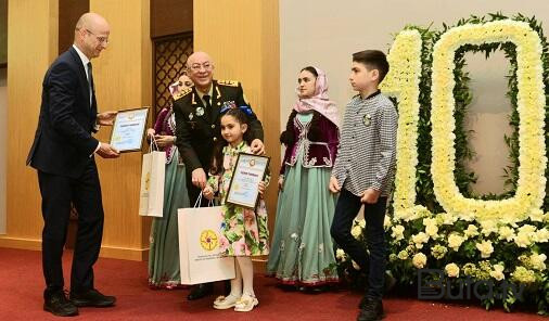  Nazir bu uşaqlara mükafatlar təqdim etdi - Foto  