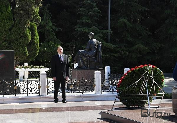  Prezident və ailəsi Heydər Əliyevin məzarını ziyarət etdi  