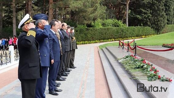  Afyoncunun rəhbərlik etdiyi nümayəndə heyəti Fəxri xiyabanda - Foto  