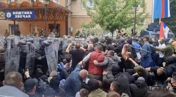 Kosovoda toqquşmalar başladı: yaralılar var - Video  