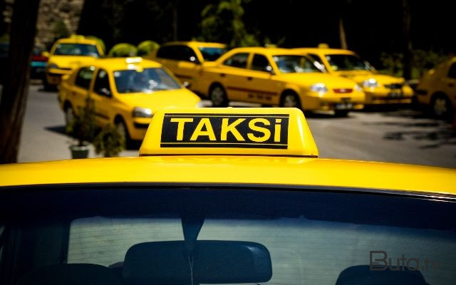 Taksi sürücüsü sərnişini maşından itələdi: telefonunu taladı  