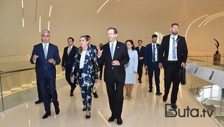  İsrail prezidenti xanımı ilə birgə Heydər Əliyev Mərkəzində  