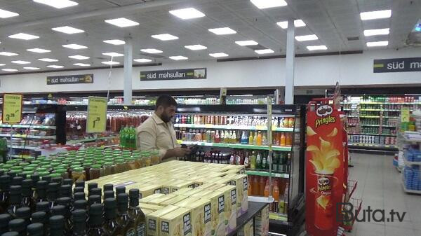  Alıcının əlindən çörəyi alan supermarket...  