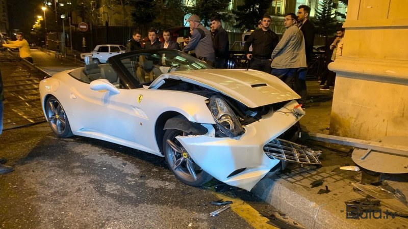  Bakıda “Prius” ”Ferrari” ilə toqquşdu: Xəsarət alanlar var - VİDEO 