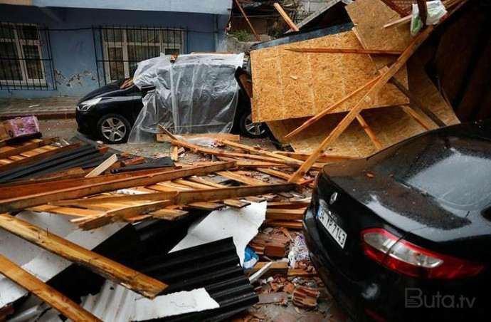  Güclü külək İstanbula ciddi ziyan vurdu: ölən var  