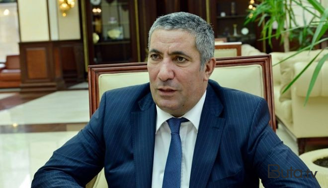 Deyirlər ki, adına köhnə maşını var, sənə yardım düşmür  